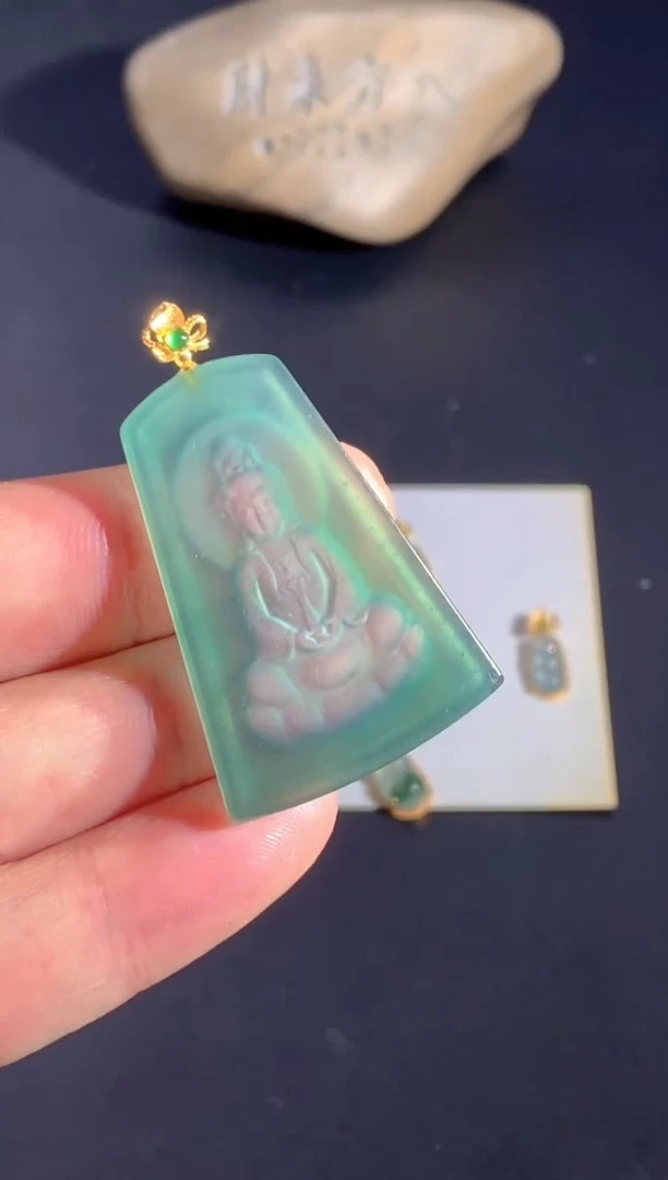 颈饰18K金镶嵌翡翠