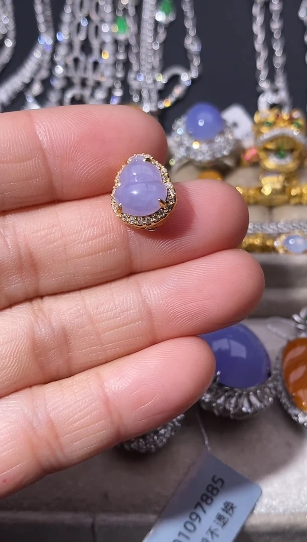 颈饰18K金镶嵌翡翠吊坠