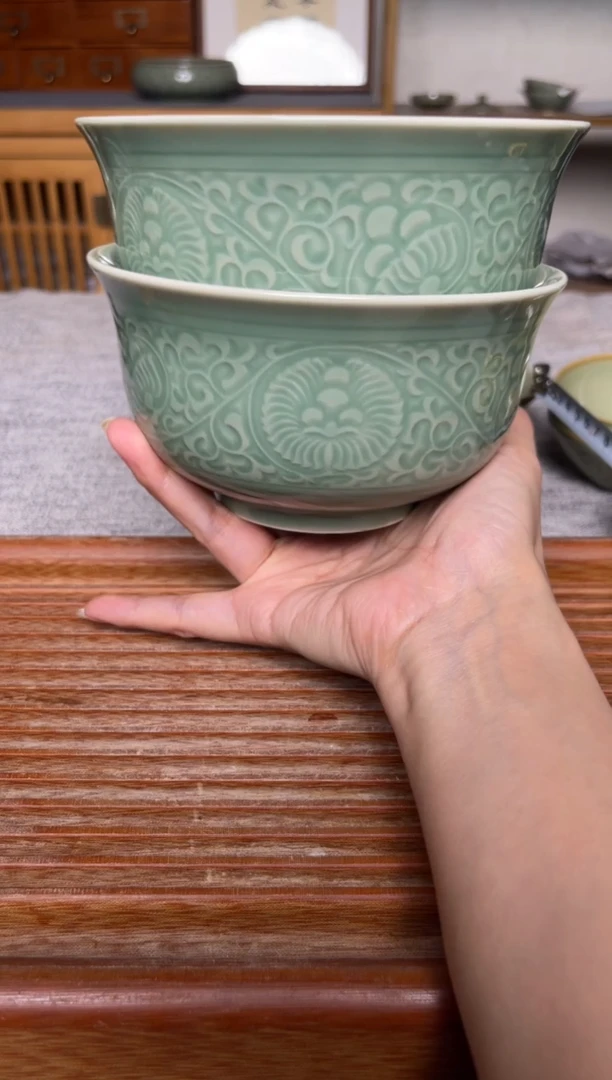 瓷器青瓷5.7英寸菊纹面碗 一对  微瑕