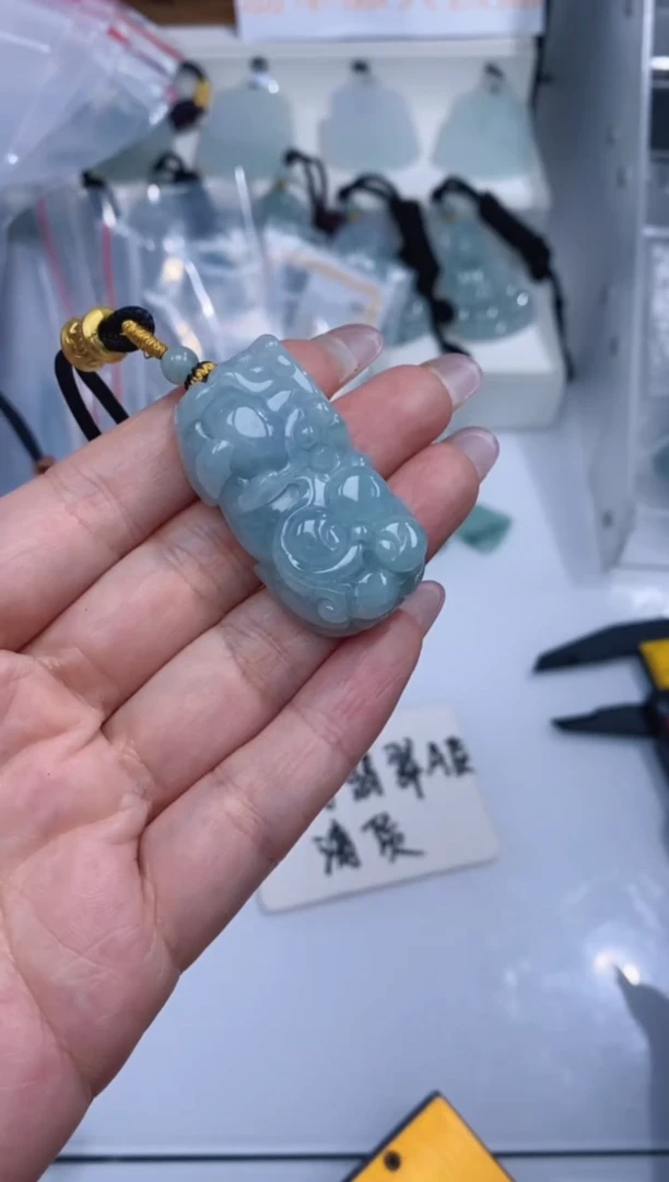 颈饰未镶嵌翡翠吊坠