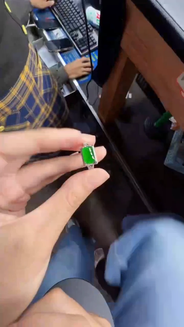 未镶嵌定制翡翠翡翠A货有轻微色差属于正常现象，戒指多样性发货1