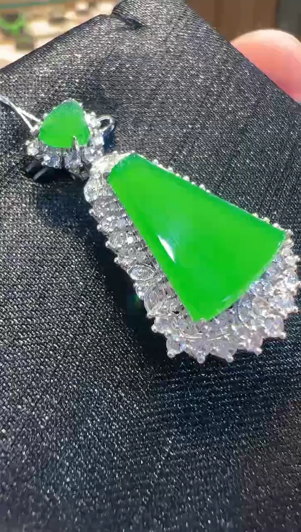 【闪购商品】翡翠吊坠(不含链)18K金镶嵌