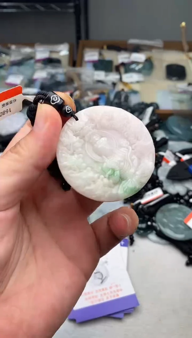 翡翠未镶嵌颈饰?*河多样性发其一