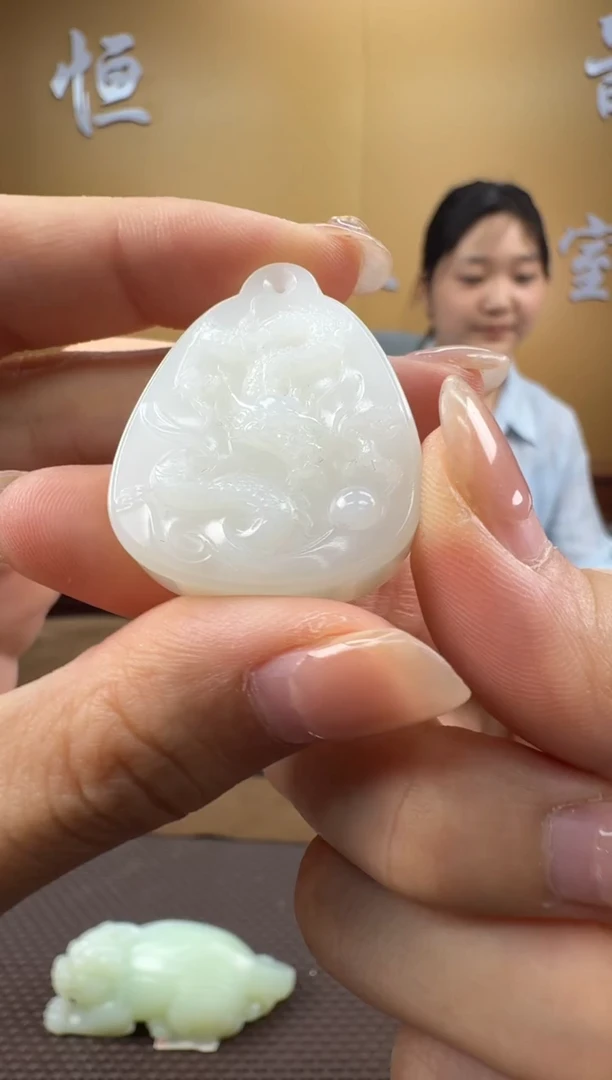 和田玉未镶嵌颈饰挂件