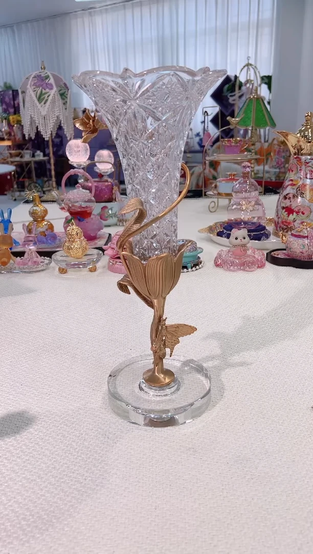 黄铜花瓶如图