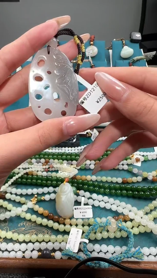 颈饰未镶嵌和田玉吊坠 ZD