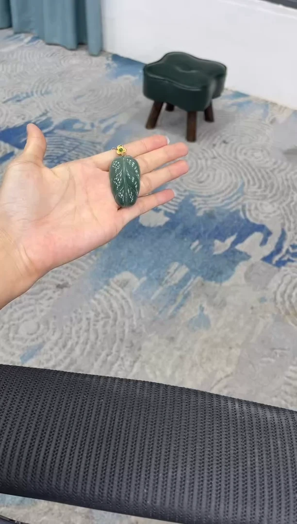 翡翠挂件18K金镶嵌吴*棋叶子