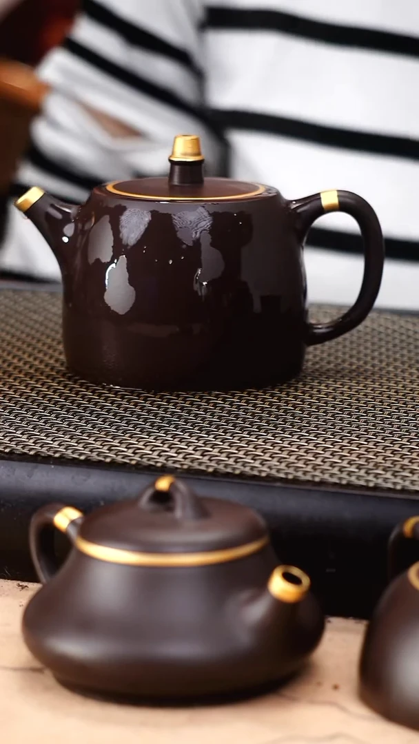 茶壶紫砂四号井茄皮紫泥描金汉铎220cc