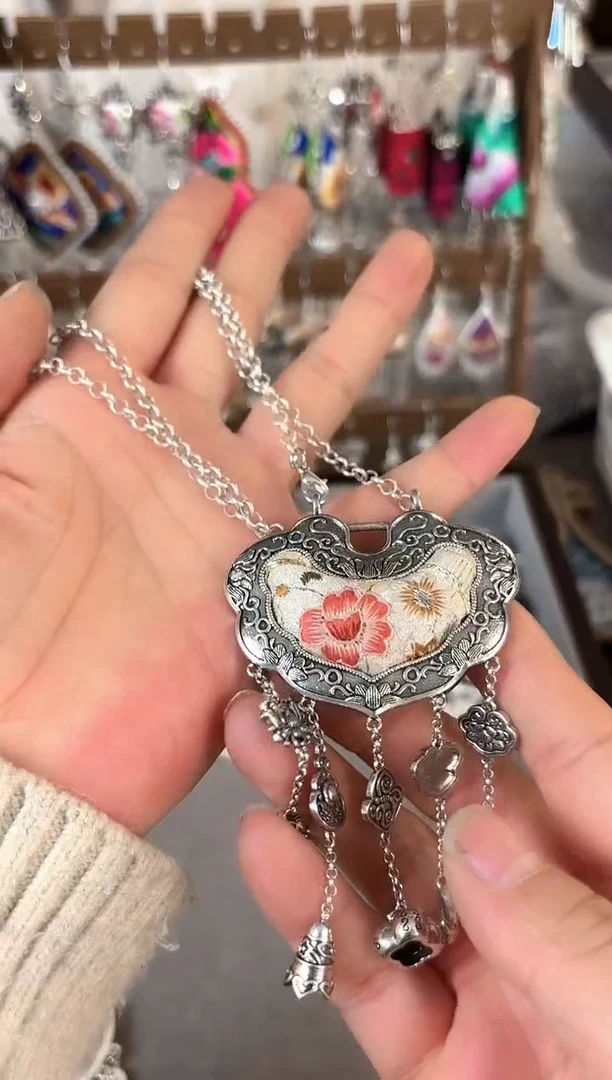 彩云南阁非遗老绣苗银饰品666