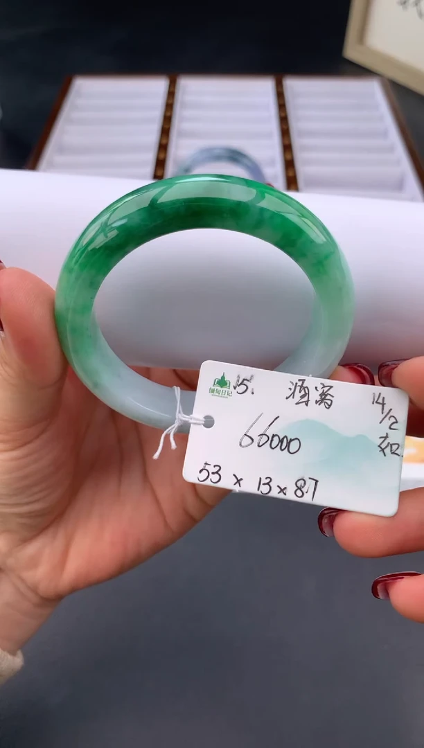 【闪购商品】翡翠手镯未镶嵌 #情人节#送礼，下单联系客服核对地址~
