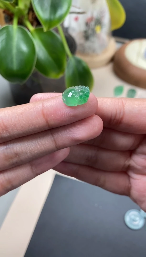 【闪购商品】翡翠颈饰未镶嵌翡翠冰绿裸石