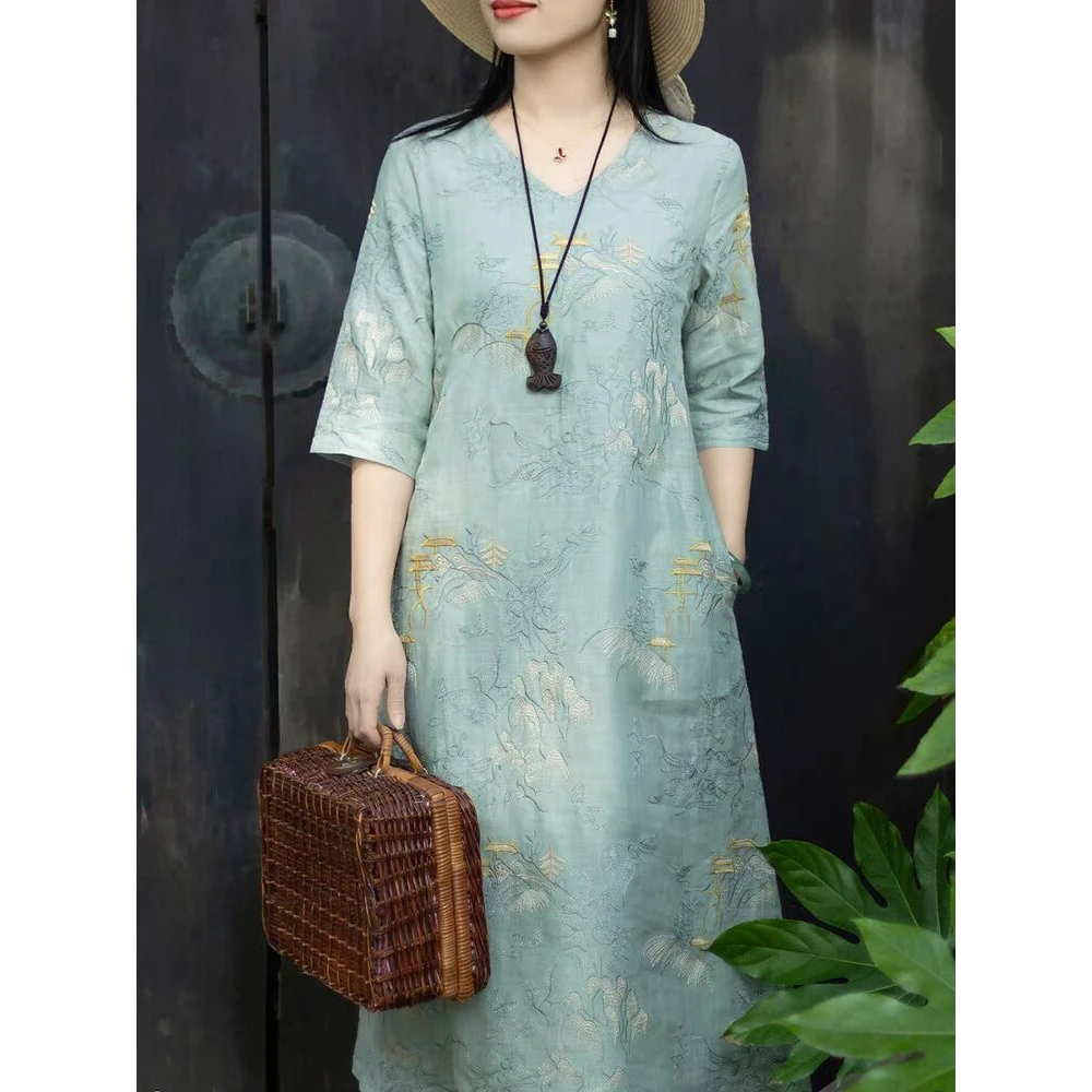 2025重工刺绣V领连衣裙简约复古棉麻女设计感显瘦长款垂感裙子