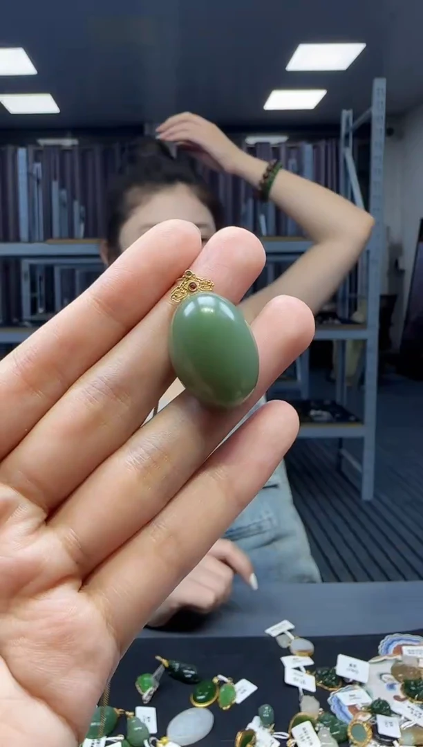 和田玉18K金镶嵌挂件 不含链