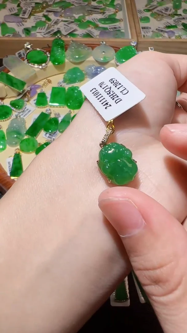 【闪购商品】翡翠颈饰18K金镶嵌我