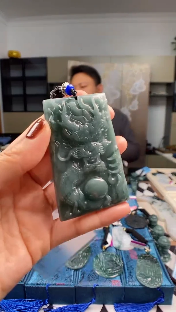 颈饰未镶嵌翡翠   多样性发其一