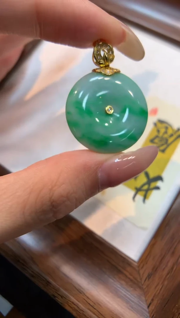 颈饰18K金镶嵌翡翠平安扣