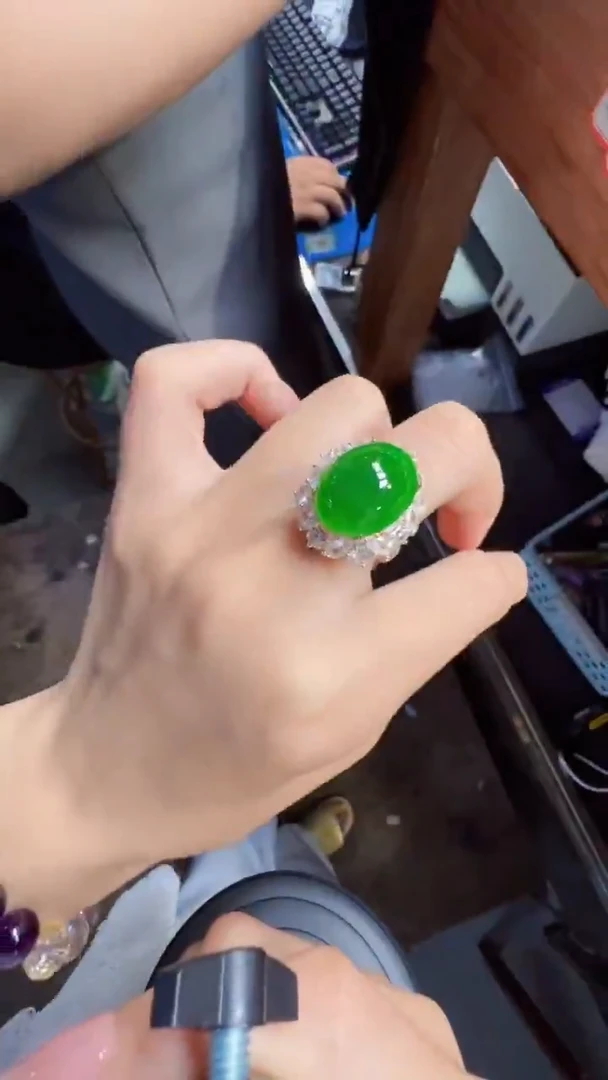未镶嵌定制翡翠翡翠A货有轻微色差属于正常现象，戒指多样性发货1