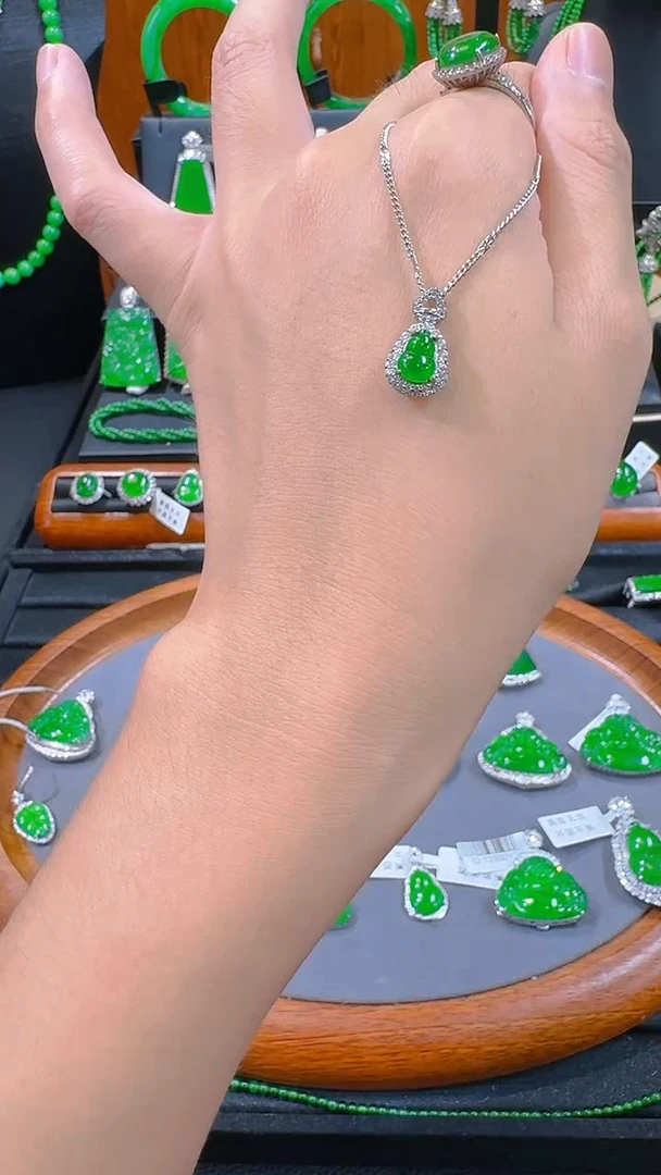 翡翠未镶嵌吊坠(赠链)天然A货翡翠