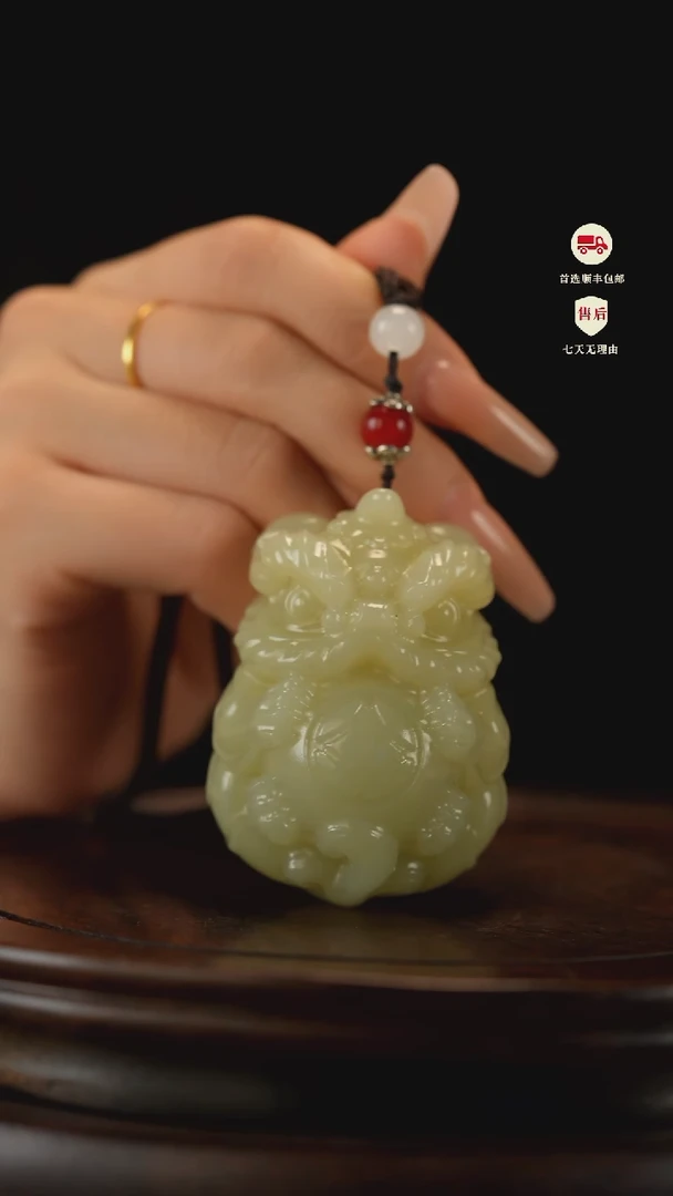 云南石竹叶青雕刻：醒狮抱球手把件