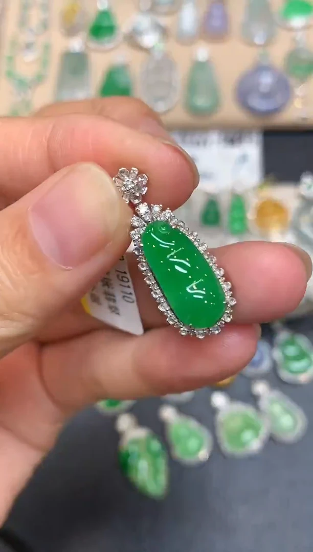 颈饰18K金镶嵌翡翠福豆【无服务费