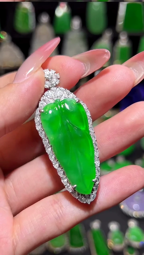 颈饰18K金镶嵌翡翠吊坠