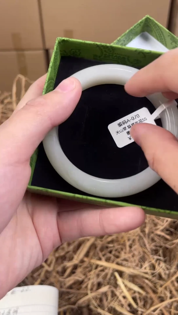 未镶嵌手镯石英质玉A070