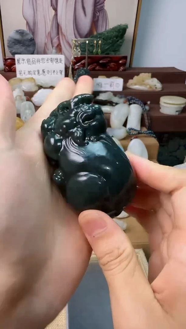 和田玉未镶嵌颈饰流**锦把件