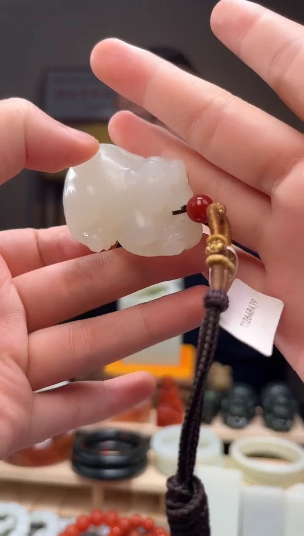 颈饰未镶嵌和田玉吊坠