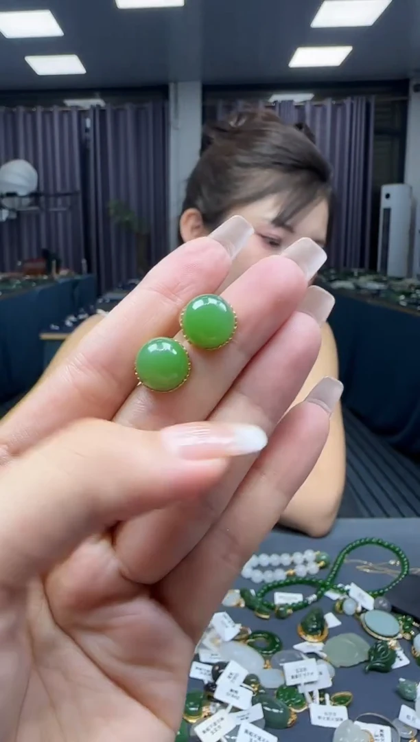 和田玉18K金镶嵌耳饰1