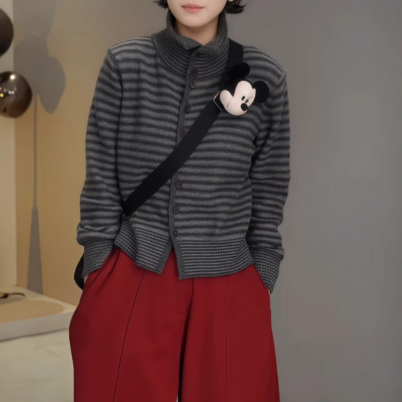 2025冬季新款时髦高领条纹单排扣宽松修身显瘦休闲百搭毛衣上衣女