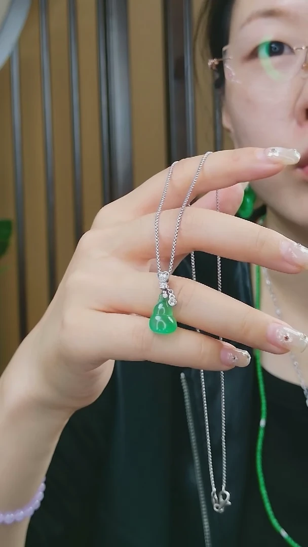 颈饰18K金镶嵌翡翠葫芦吊坠