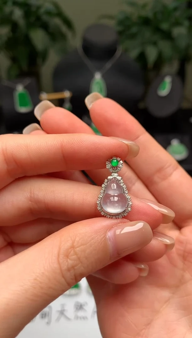 颈饰18K金镶嵌翡翠葫芦