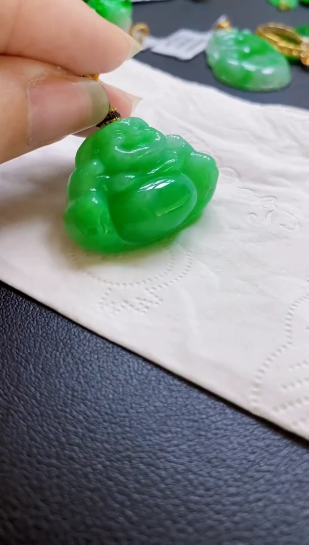 翡翠未镶嵌颈饰佛