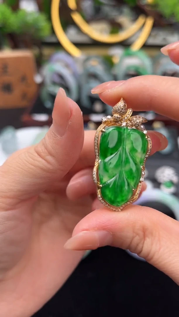 颈饰18K金镶嵌翡翠吊坠