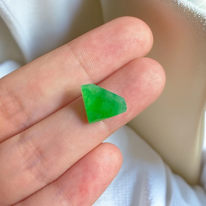 缅甸产地天然翡翠A货钻戒面