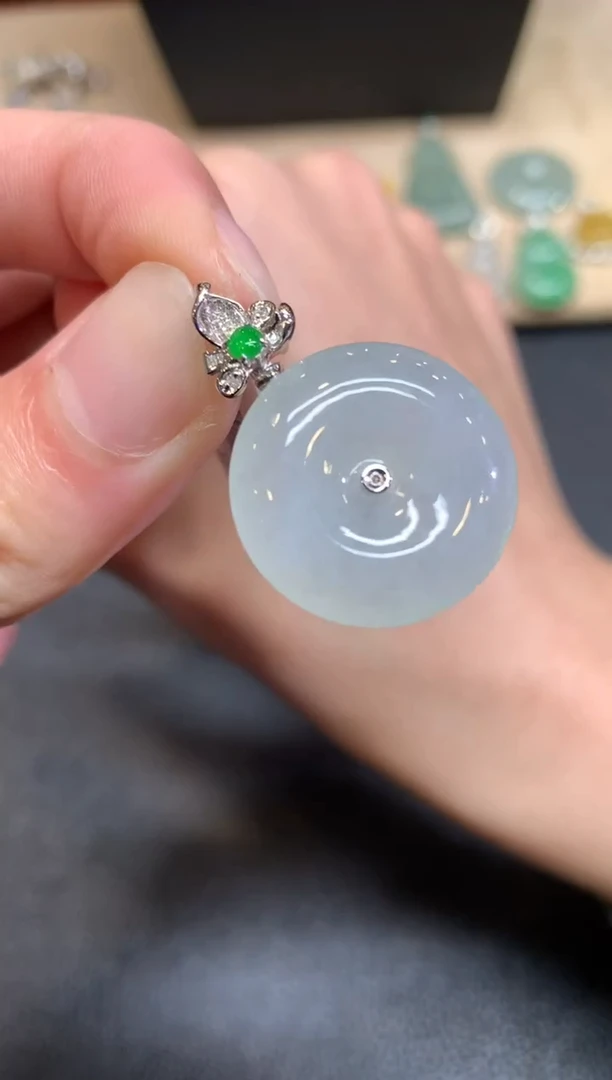 【闪购商品】翡翠颈饰18K金镶嵌平安扣【无服务费】