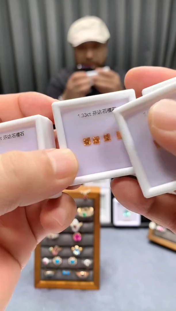 未镶嵌裸石石榴石（芬达石）1.3ct 多样性发货一组4粒