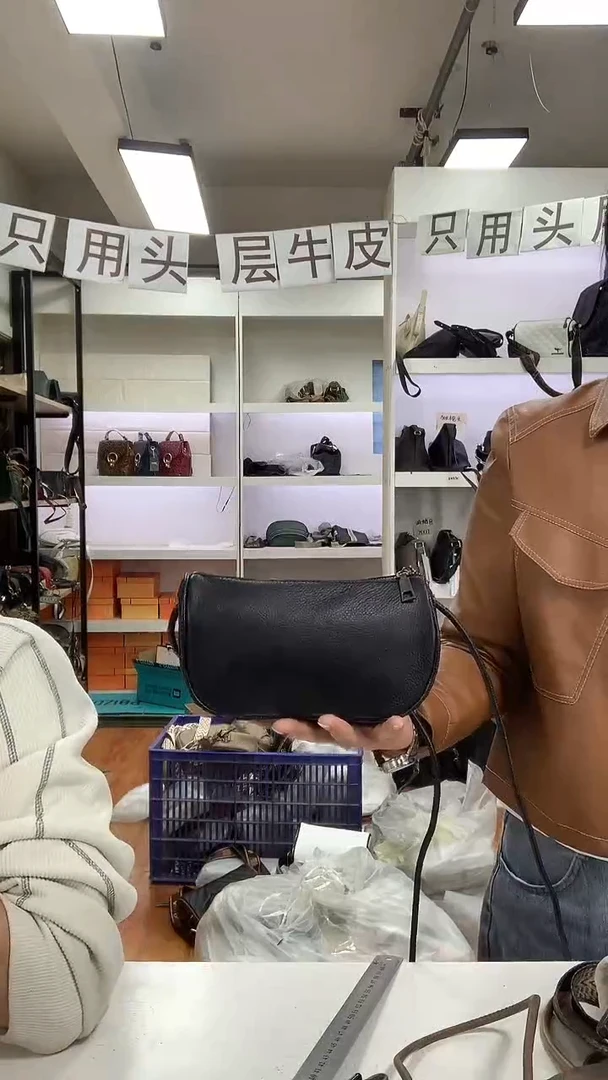 头层牛皮清货真皮  小饺子包黑色