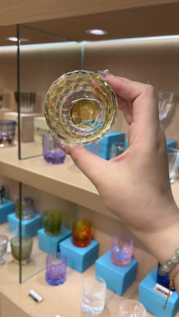 直播间闪烁买一送一黄色