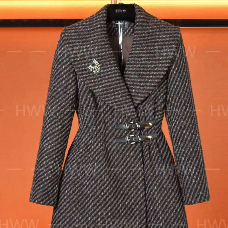 HWW白鹅绒(袖子有绒)潮流时尚法式收腰短款羽绒服DHZFF407231