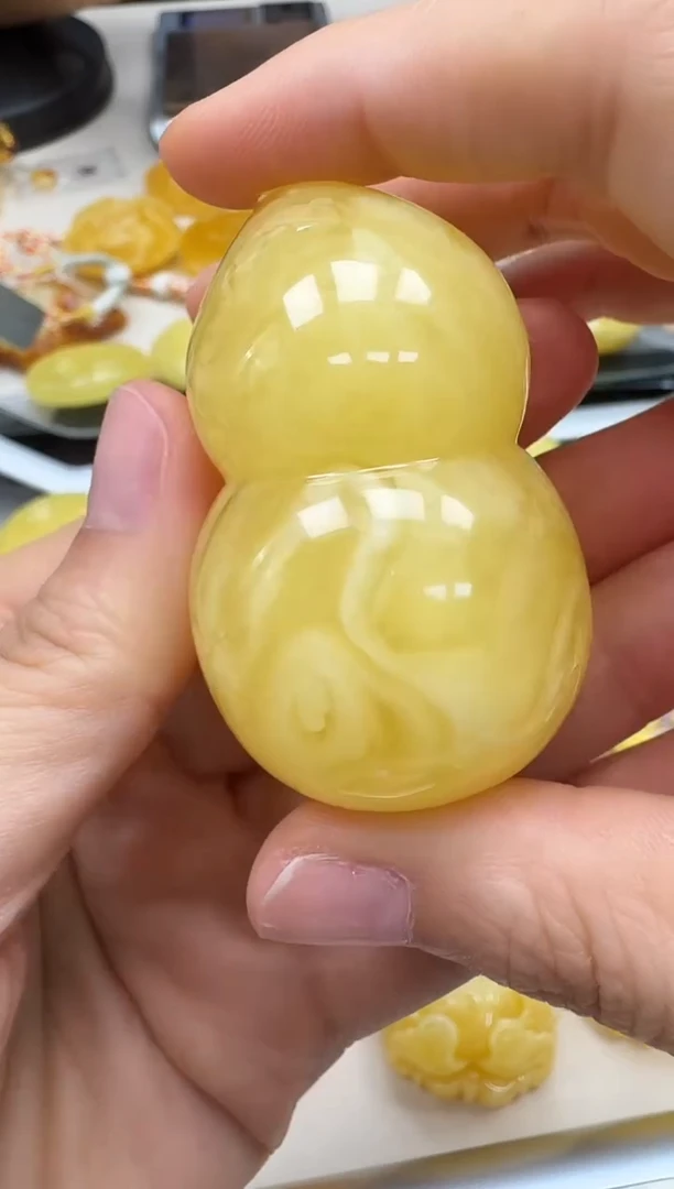 未镶嵌琥珀裸石如图