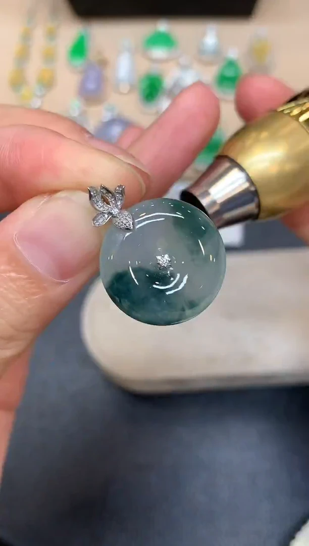 颈饰18K金镶嵌翡翠平安扣【无服务费