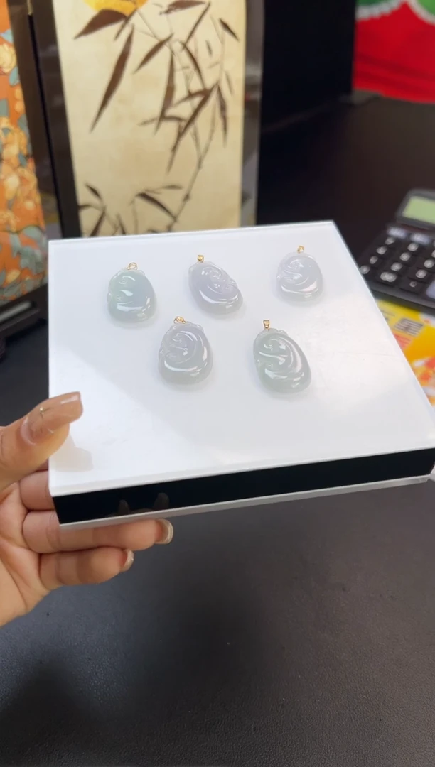 颈饰18K金镶嵌翡翠如意W356-23092404B多样性发一