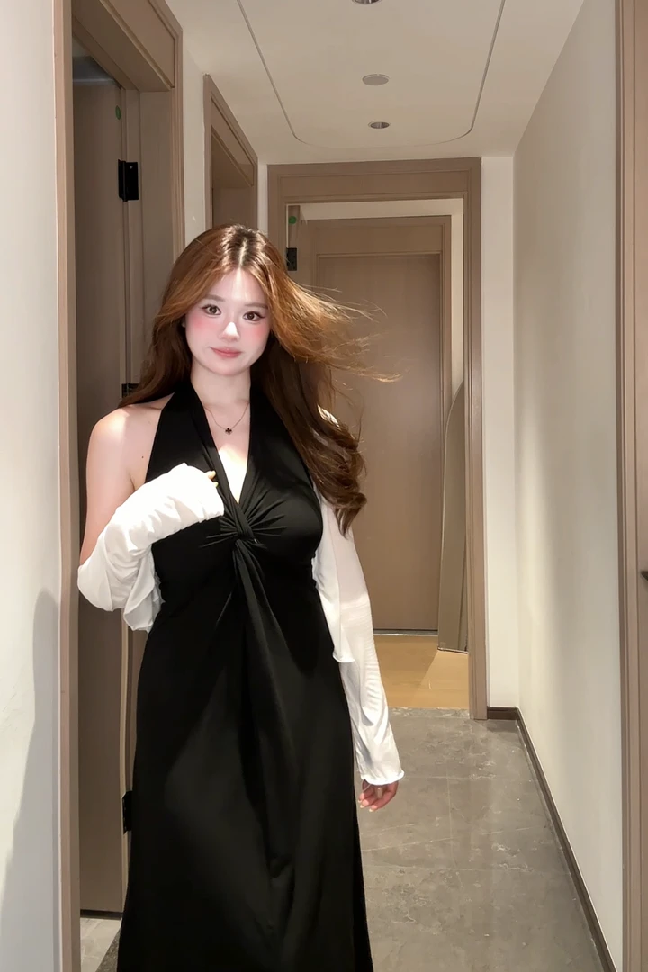 胖MM 法式V领修身显瘦露肩挂脖连衣裙设计感收腰气质小众设计长裙