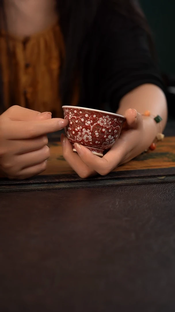 贵红窑釉里红红地冰梅小压手杯