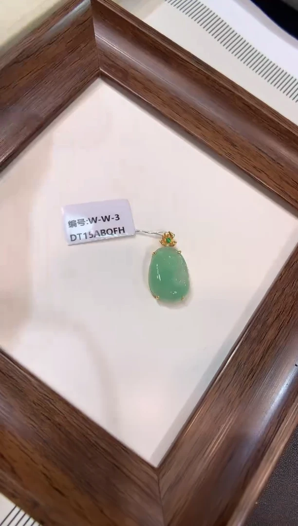 颈饰18K金镶嵌翡翠如意