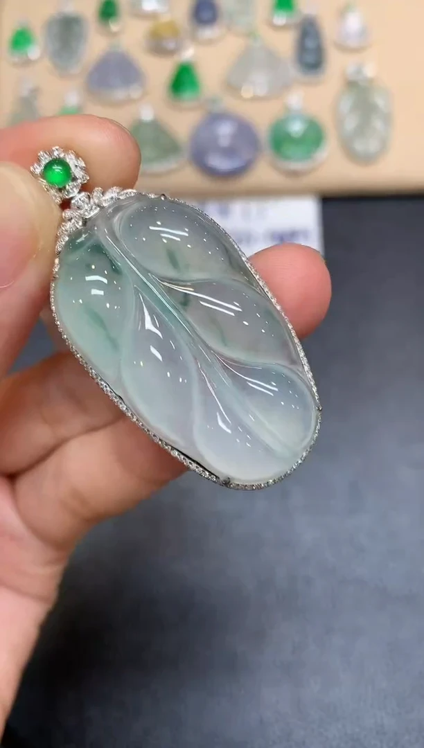 颈饰18K金镶嵌翡翠树叶【无服务费【48小时鉴赏期】