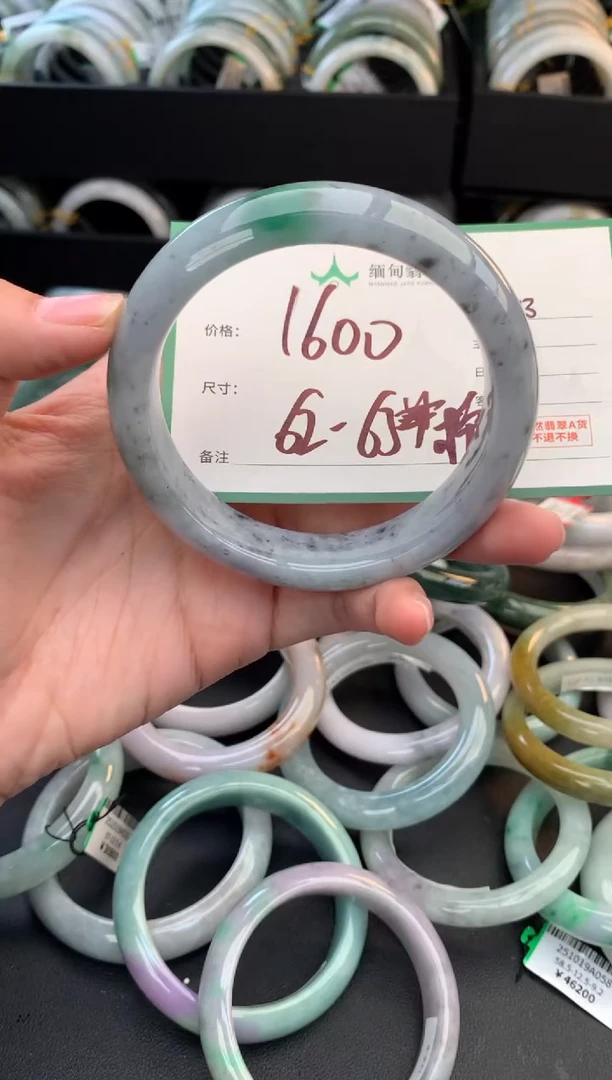 未镶嵌定制翡翠毛货需精细抛光+多人