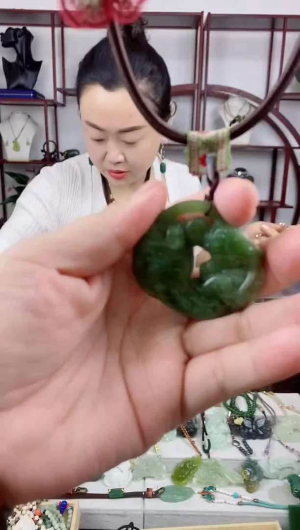 未镶嵌岫玉颈饰1