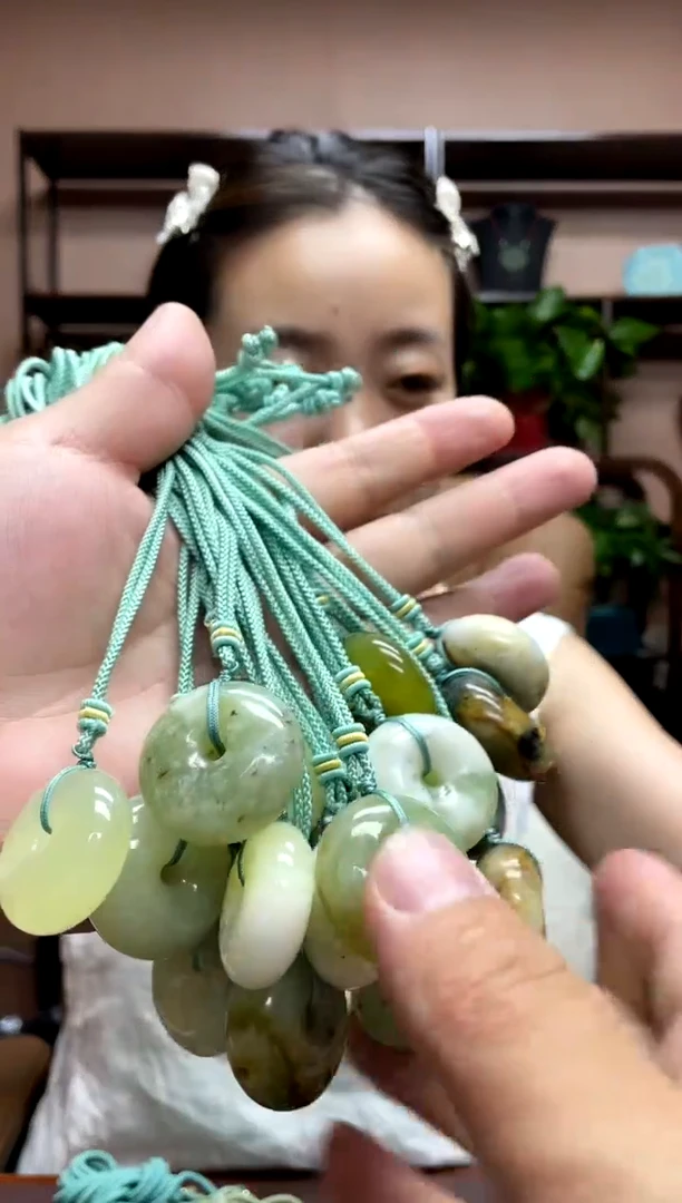 岫玉未镶嵌颈饰多样性发货发其中之一